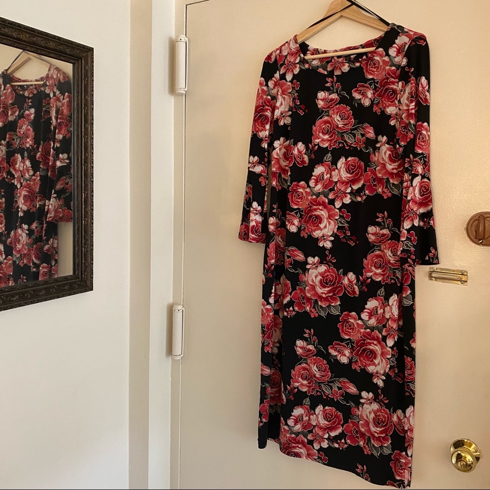 Glamour Red Rose 3/4 Sleeve Flare Sleeve Shift Dress